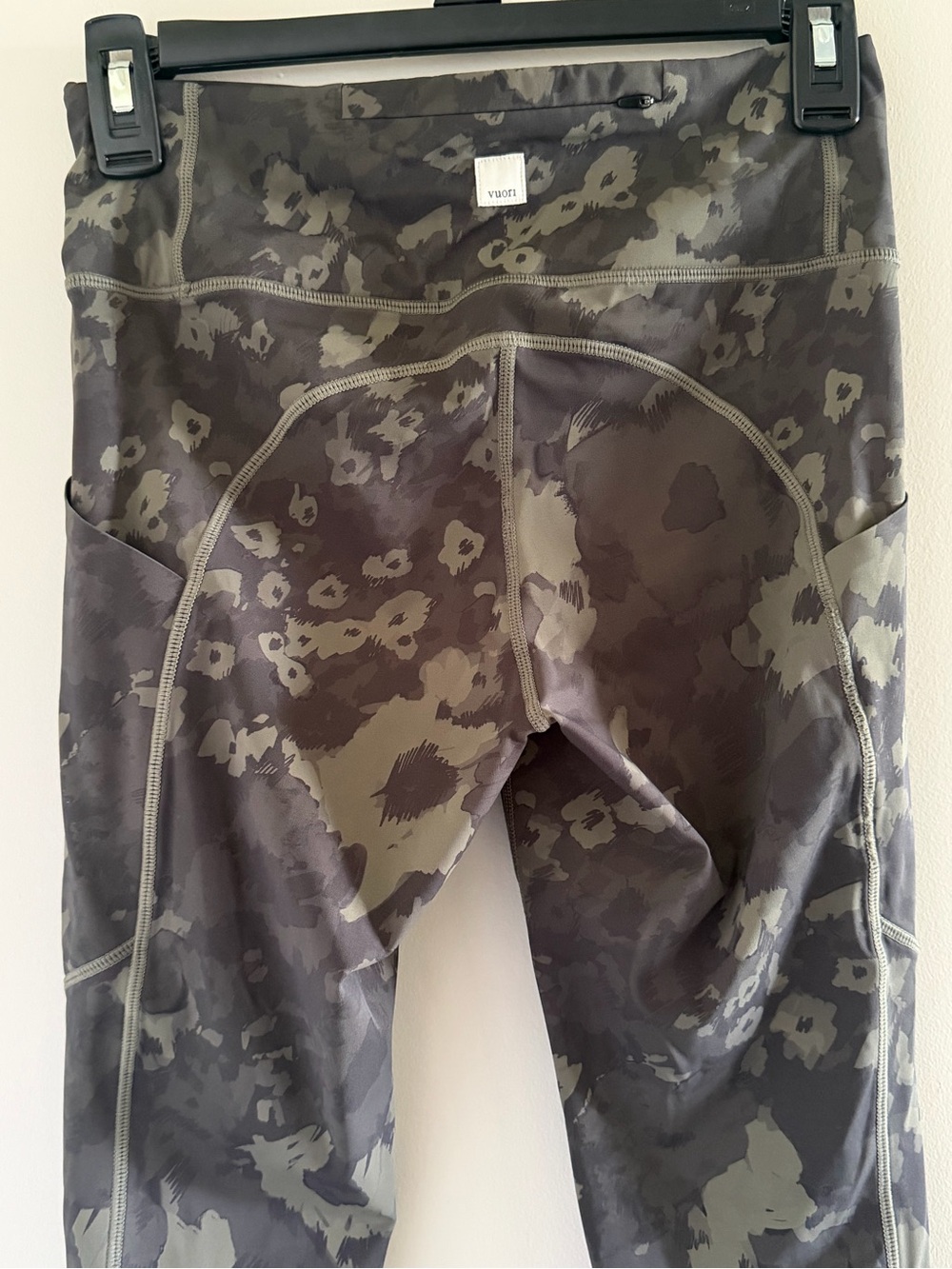 Vuori Stride Leggings Small Green Camo High Rise 7/8 Running Yoga Side Pocket - Picture 9 of 14